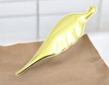 DQ metaal hanger vleugel 48x13mm goudkleur, oogje 2mm (Ni..., Ophalen of Verzenden, Nieuw, Bedel