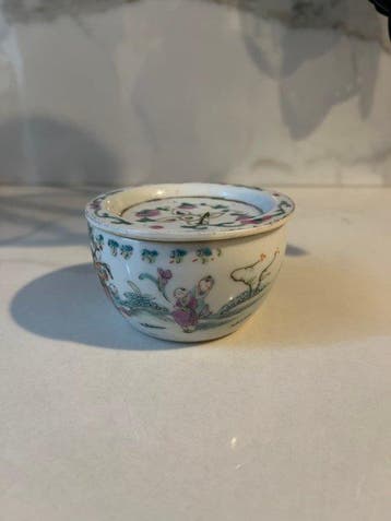 Dekseldoos van Chinees porselein, famille rose, decor met, Antiek en Kunst
