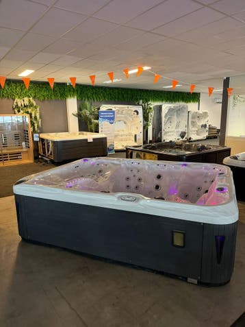 Luxe 7-persoons Jacuzzi / Spa – 2 Ligplaatsen – 120 Jets, Ophalen, Zo goed als nieuw, Pomp, Vast