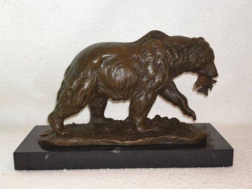 Beeldje, Scultura raffigurante orso con pesce, riproduzione, Antiek en Kunst