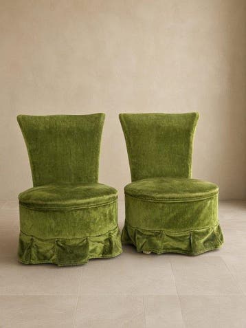 Stoel (2) - Een paar Europese slipperstoelen in Emma-stijl