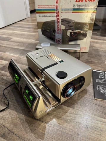 Braun Multimag 250 C-AF Projector, Nieuw