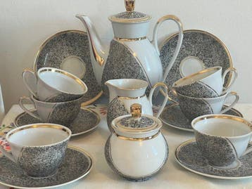 Exquisite 15-Piece Art Deco Porcelain Coffee/Tea Set – Carl, Antiek en Kunst