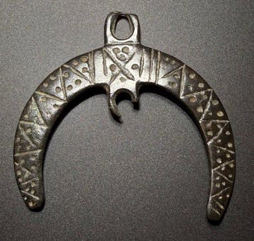 Viking periode Brons Uitstekend, enorme maanhanger met