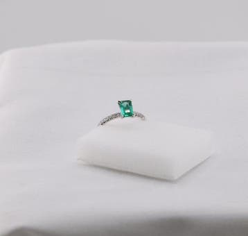 Verlovingsring - 18 karaat Witgoud - 0.89ct. tw. Smaragd -
