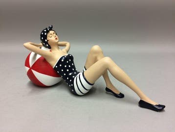 Beeldje - Vrouw met strandbal - Polystone - gemalen steen