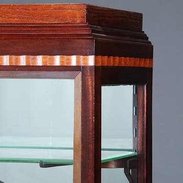Art Deco vitrinekast in mahonie met contrasterende essenhout, Ophalen of Verzenden
