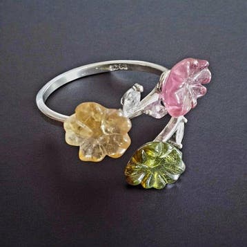 Ring met drie bloemen in multikleurige tourmalijn,