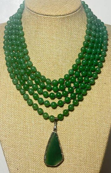 Groene nefriet uit Maleisië en groene agaat uit Brazilië.