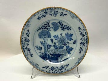 Delfts blauw bord met Chinees geïnspireerd tuinlandschap –, Antiek en Kunst