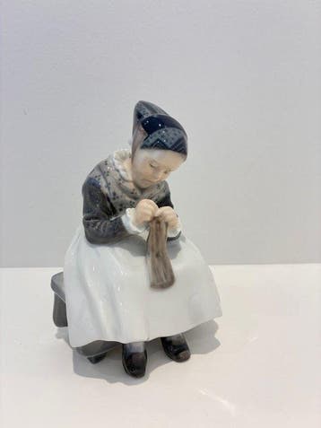 Royal Copenhagen - Beeldje - Amager Girl Knitting (No.