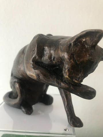 sculptuur, cat licking - 16 cm - Gepatineerd brons, Antiek en Kunst