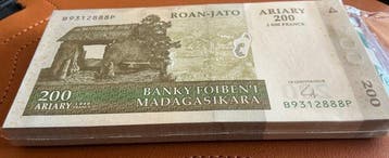 Madagaskar. - 100 x 1000 Francs - 200 Ariary - 2004 - Pick, Postzegels en Munten, Bankbiljetten | Europa | Niet-Eurobiljetten