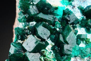 Zeldzame donkergroene dioptase met blauwe shattuckiet en, Verzamelen