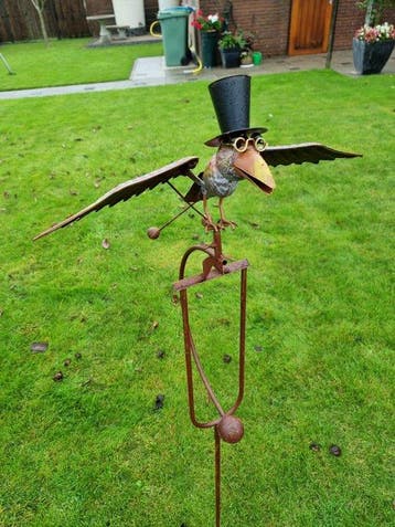 Beeld, Wind Moving Raven with Hat - 130 cm - Metaal - 2026, Antiek en Kunst