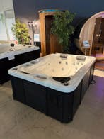 Luxe Jacuzzi/ Spa 2 Persoons Plug &amp; Play 220V, Zo goed als nieuw, Pomp, Vast