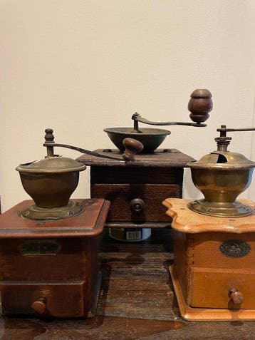 Koffiemolen (3) - Gegoten messing, Smeedijzer, Eik - Antieke