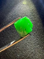 Smaragd Ruw. 10,70 cts. Topgroene enorme smaragdkristal., Verzamelen, Mineralen en Fossielen
