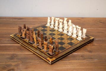 Schaakspel - intarsiata con pezzi figurativi intagliati -