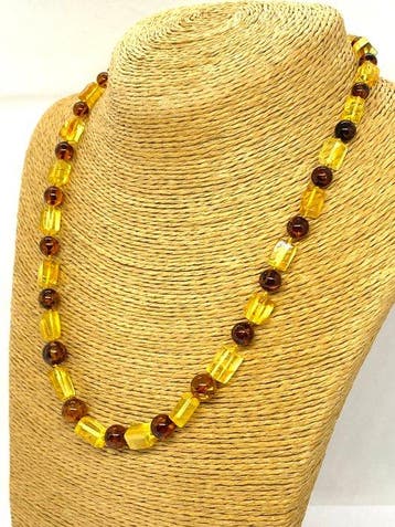 Ketting met kubus- en ronde kralen van Baltische barnsteen -