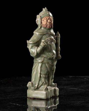 Oud-Chinees, Ming-dynastie Celadon Guan Yu - 25 cm, Antiek en Kunst