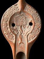 Laat-Romeins / Vroeg-Byzantijns Terracotta Olielamp met een