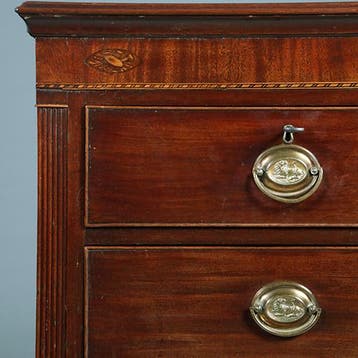Welse Commode met 5 laden in mahonie en eik met ingelegde de, Antiek en Kunst, Ophalen of Verzenden