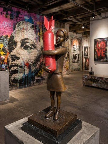naar banksy - sculptuur, bronzen meisje met raket - 32 cm -