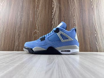 Air Jordan 4 Retro | University Blue, Blauw, Nieuw, Ophalen of Verzenden, Sneakers of Gympen