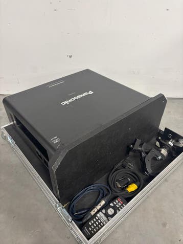 Panasonic PT-DZ6710 – 3 stuks in flightcase’s, Ophalen, Gebruikt, Panasonic, DLP