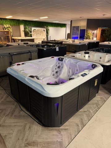 Spa/jacuzzi Luxe 5-Pers. 215 x 200 x 91 plug & play 220V, Ophalen, Zo goed als nieuw, Pomp, Vast
