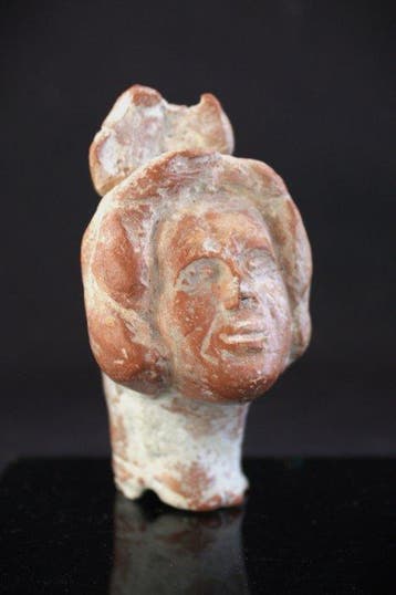 Oud-Grieks Prachtig vrouwelijk hoofd van terracotta