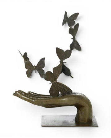 Antoinette - sculptuur, Hand Releasing Butterflies -