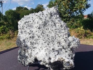 Grote naaldkwartscluster in een matrix van sphaleriet en