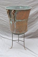 Decoratief ornament (2) - Italië - Antieke koperen ketel, 50
