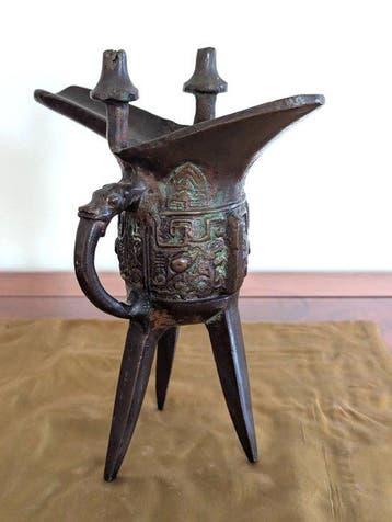 Keizerlijke stijl Chinees bronzen ritueel Jue-wijnvat -