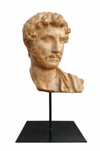 Figuur - Hadrians borstbeeld in marmerpoeder