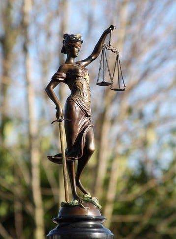mayer - sculptuur, justitia brons color 40 cm hoog - 40 cm -