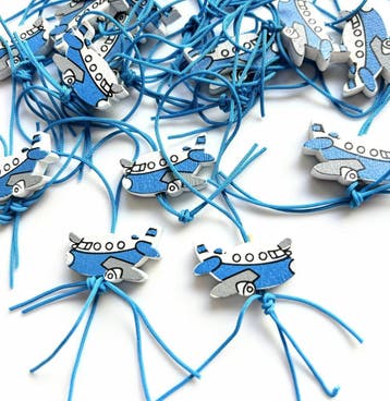 Gelukspoppetje in de vorm van een vliegtuig wit met blauw, Hobby en Vrije tijd, Verzenden, Nieuw