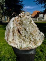 Unieke scoleciet met oranje stilbiet, bedekt met puntige