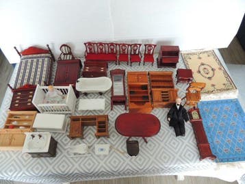 Kleerkast - Zeer mooi set miniaturen voor een poppenhuis uit, Antiek en Kunst, Antiek | Speelgoed