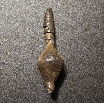 Viking periode Brons Zeldzaam krijgeramulet in de vorm van