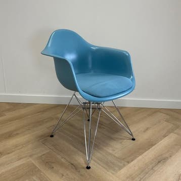 Vitra  Eames DAR design kuipstoel, licht blauw - chroom, Huis en Inrichting, Ophalen of Verzenden, Gebruikt, Stof, Eén