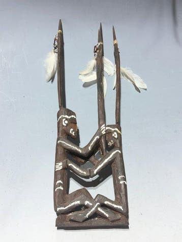 Opwindende houtsnede: twee voorouderfiguren van de Asmat,