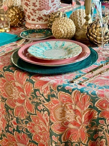 Tafelkleed met grote exotische bloemen voor ruime tafels.