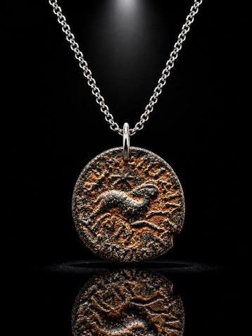 Zeldzaam Grieks Bronzen Zodiak-munt hanger met Ram (RAM) en