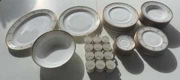 Royal Doulton - Royal Doulton - Tafelservies voor 12 (63) -, Antiek en Kunst