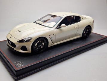 211-TwoEleven 1:18 - Modelauto - Maserati Gran Turismo –, Hobby en Vrije tijd, Nieuw