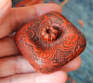 Rode laklaag Manju van een draak - Lak - Japan - 19e eeuw