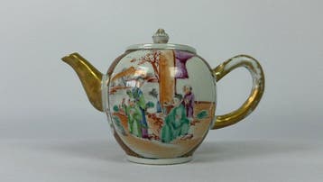 Een Famille Rose-theepot met vergulde decoratie en